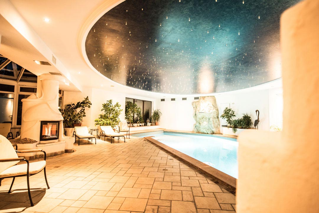 Stelle sopra la piscina nel Hotel Genziana, Alto Adige, Italia