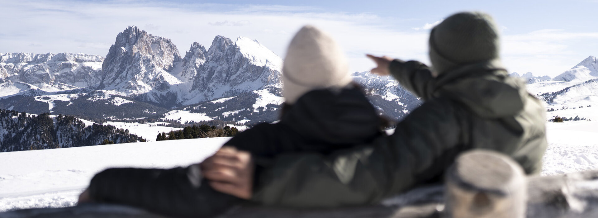Winterausblick auf verschneite Berggipfel