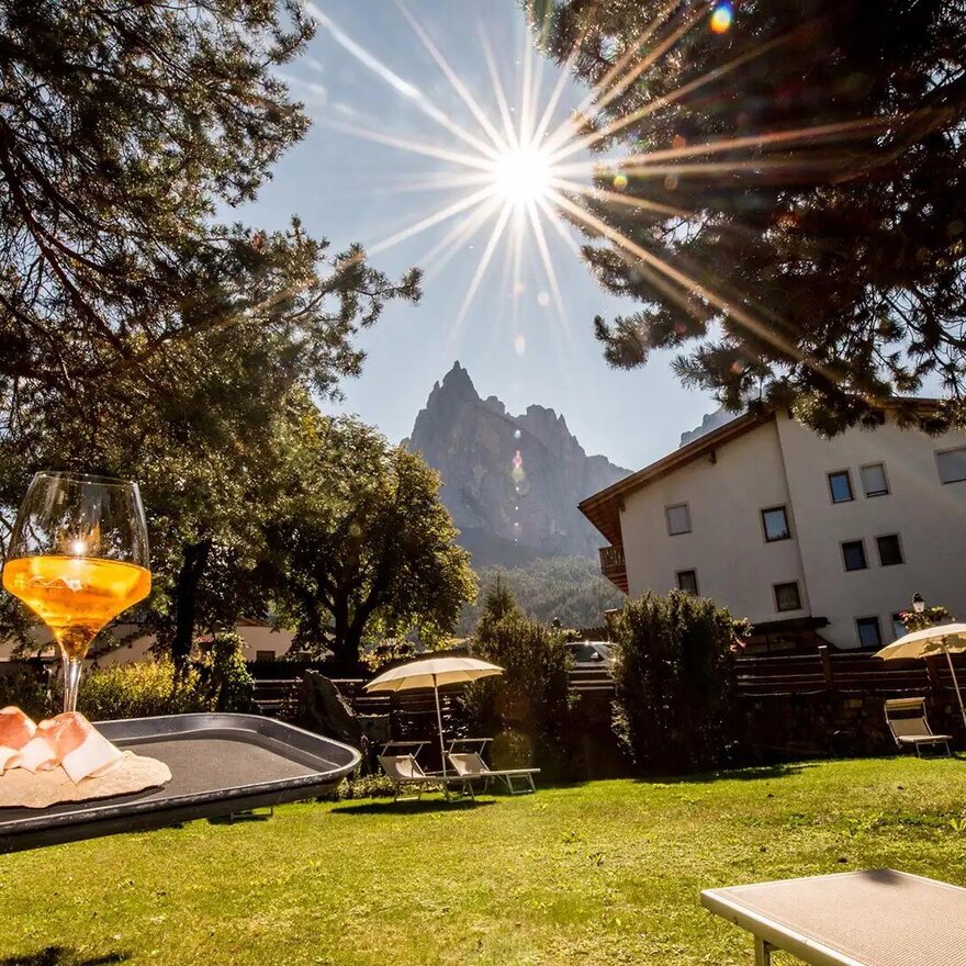 Gartenbereich Hotel Enzian Genziana