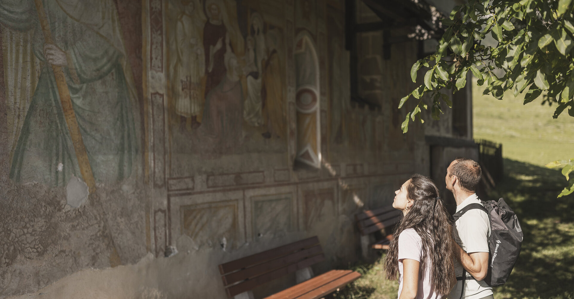 St.-Valentin-Kirche – Detailansicht der Fassadenmalerei