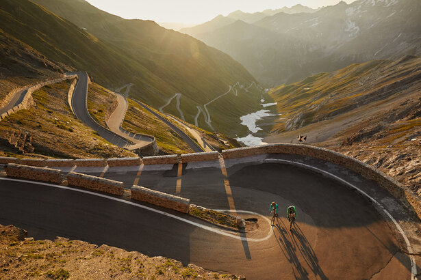 Serpentinen der Sellaronda im Morgenlicht