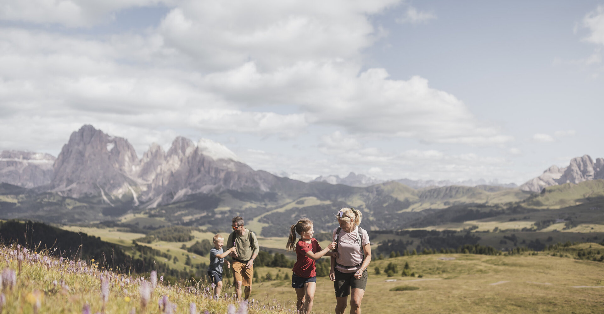 Wandern auf der Seiser Alm mit Blick auf den Schlern – Hotel Enzian