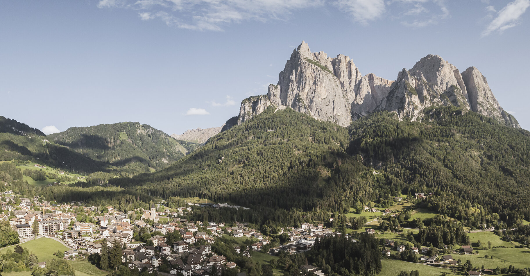 Seis am Schlern mit Blick auf den Schlern – Hotel Enzian Genziana
