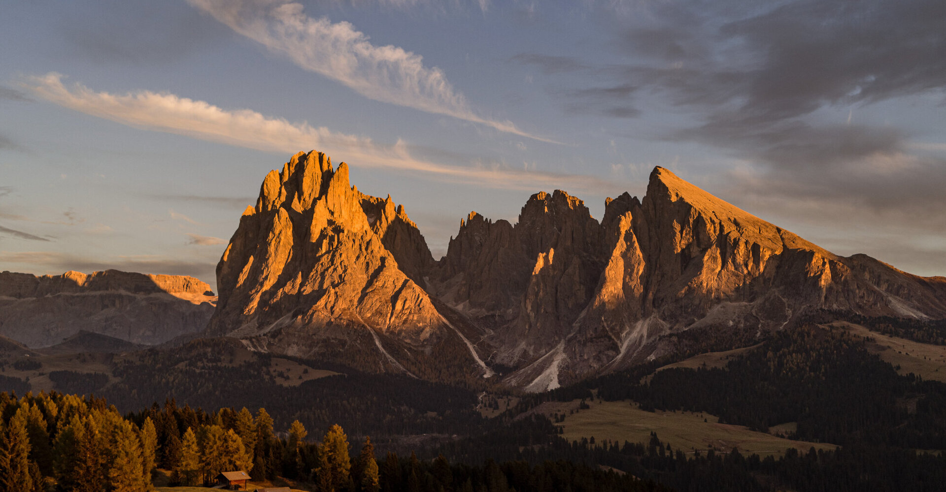 Sonnenuntergang über Langkofel und Plattkofel mit orange leuchtenden Felsen in den Dolomiten