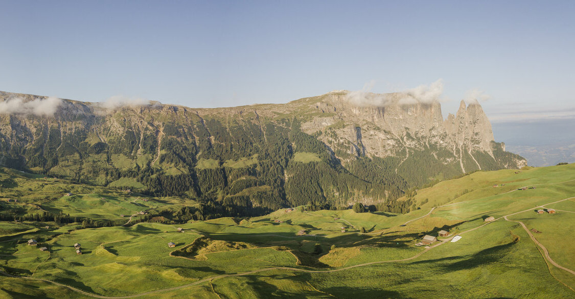 Wanderweg auf der Seiser Alm im Sommer mit Dolomitenpanorama und grünen Almwiesen