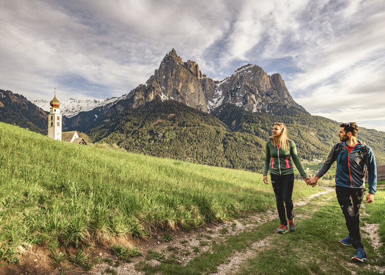 Wandern auf dem Weg von Seis nach Kastelruth