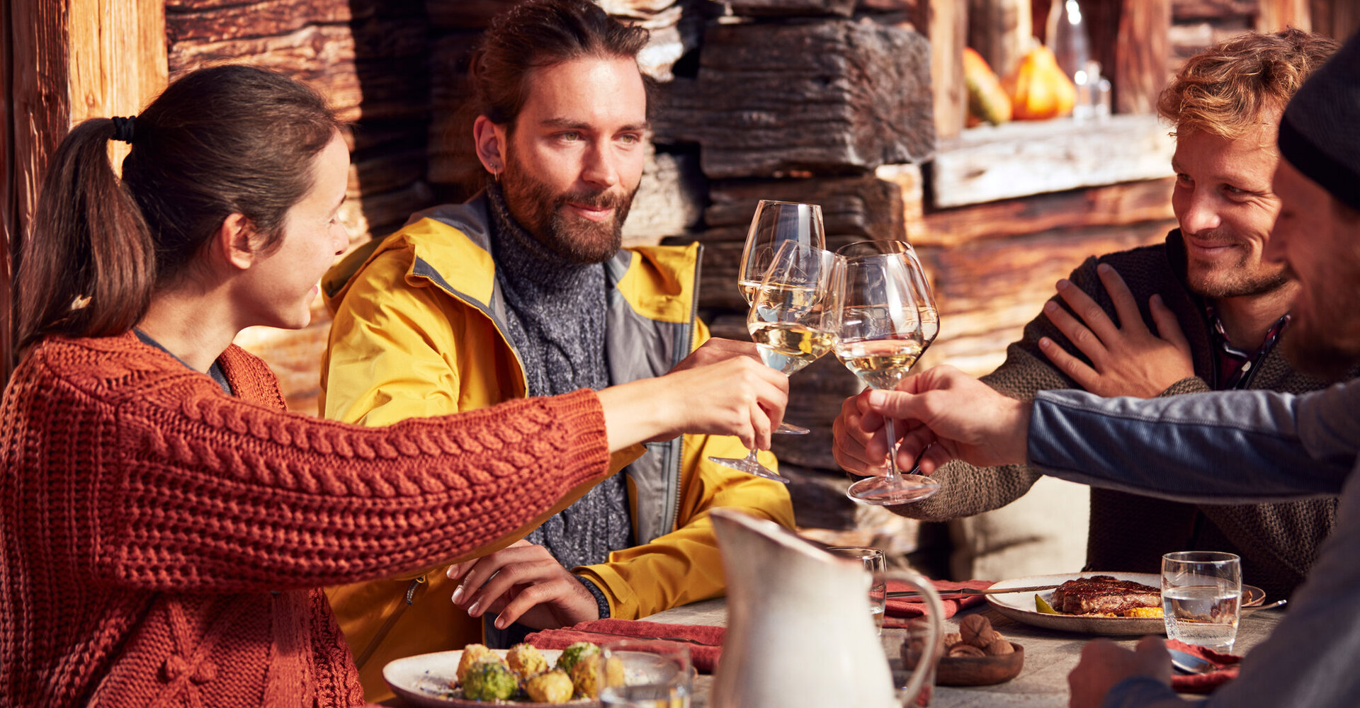 Freude mit ein Glas Wein in den Dolomiten