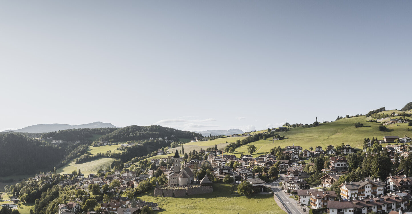 Seis am Schlern – Dorfpanorama – Hotel Enzian
